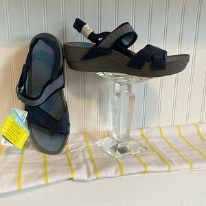Baretraps 8M, blue rebound sandals with Velcro closures
